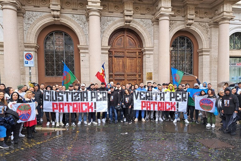 “VERITA’ E GIUSTIZIA”: IN PIAZZA PER 20ENNE MORTO IN CARCERE A TERAMO