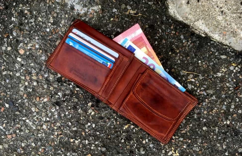 ATRI: PERDE PORTAFOGLI CON 1.895 EURO, 60ENNE LO RITROVA E LO CONSEGNA A POLIZIA