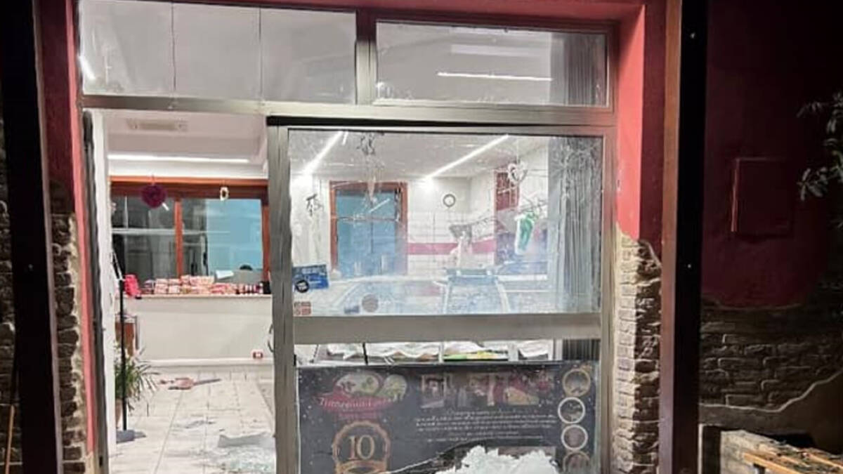 SAN SALVO: BOMBA CARTA ESPLODE DAVANTI A MACELLERIA