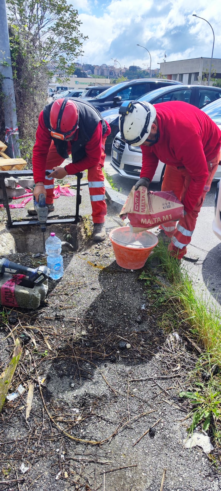 ELIMINATA LA BUCA IN VIA CARABBA ALL’AQUILA CAUSATA DAL FURTO DI UN TOMBINO