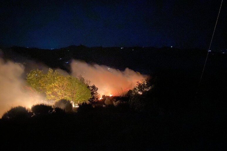 INCENDIO  FRA TERAMO E TORRICELLA SICURA: VENTO OSTACOLA LO SPEGNIMENTO. ECCO I CANADAIR