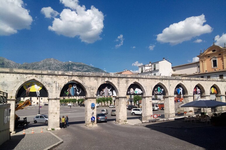 A SPASSO CON L’UKULELE: 300 STUDENTI IN GIRO TRA I MONUMENTI DI SULMONA