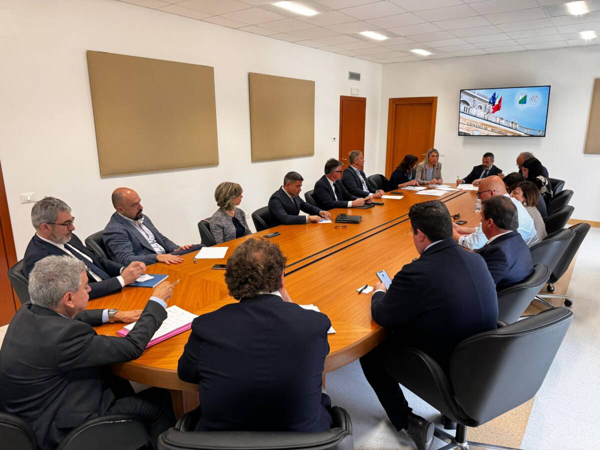 REGIONE: CONFERENZA CAPIGRUPPO, IL 23 CONSIGLIO, INDIVIDUATI I CINQUE CONSIGLIERI SURROGANTI