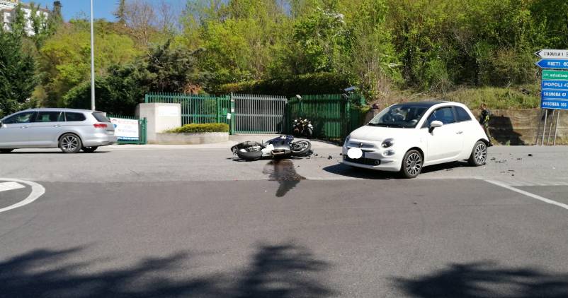 L’AQUILA: INCIDENTE AL BIVIO DI PIANOLA, MOTOCICLISTA A TERRA