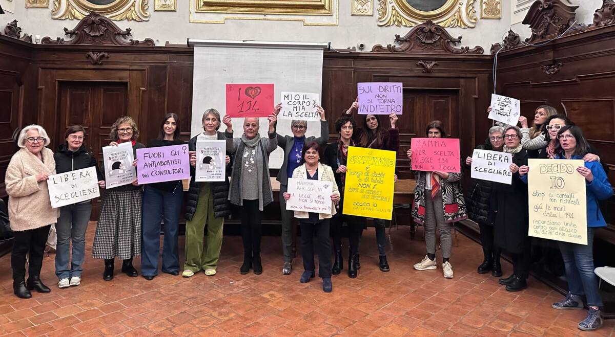 “LA 194 NON SI TOCCA”, ALL’AQUILA SI MUOVONO LE DONNE DEMOCRATICHE. “DA FDI GRAVE INIZIATIVA”