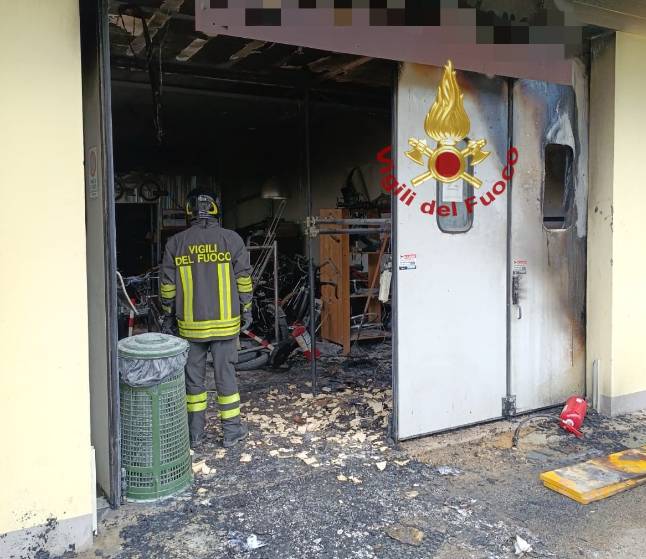MONTESILVANO: INCENDIO IN OFFICINA BICICLETTE, IN CORSO ACCERTAMENTI