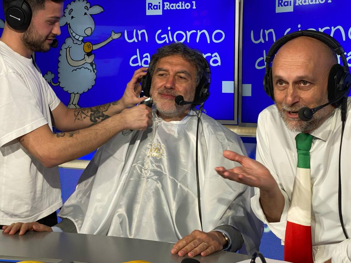 REGIONALI: MARSILIO SI TAGLIA LA BARBA IN DIRETTA, “PROMESSA MANTENUTA”
