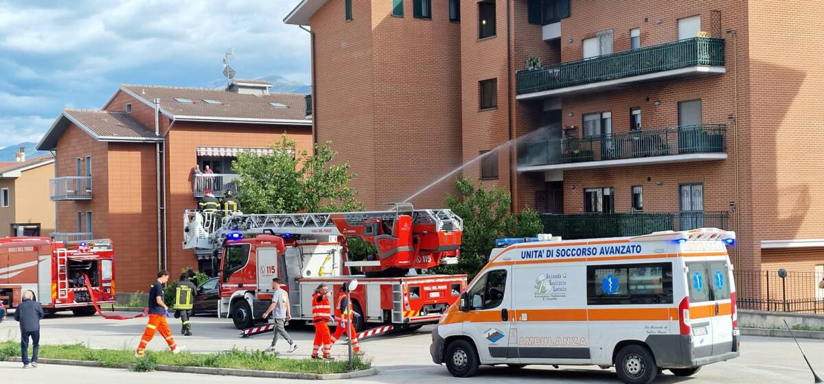 L’AQUILA: A FUOCO UN’ ABITAZIONE, PAURA TRA I RESIDENTI SCESI IN STRADA