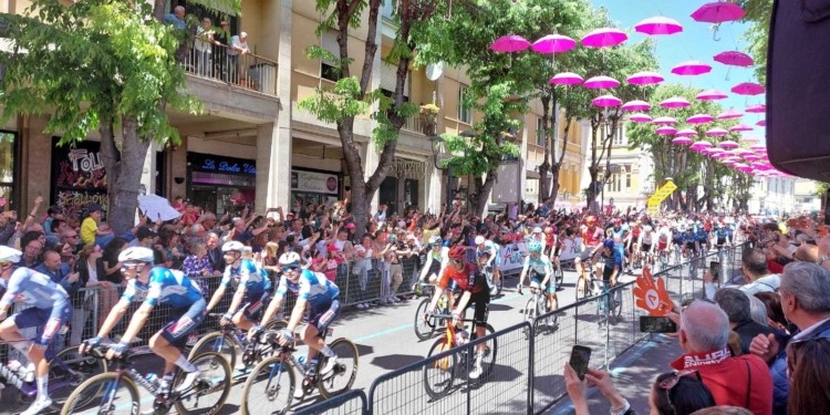 GIRO D’ITALIA: LE IMMAGINI DI AVEZZANO CON IL CAMPIONE POGACAR  SBANCANO SUI SOCIAL