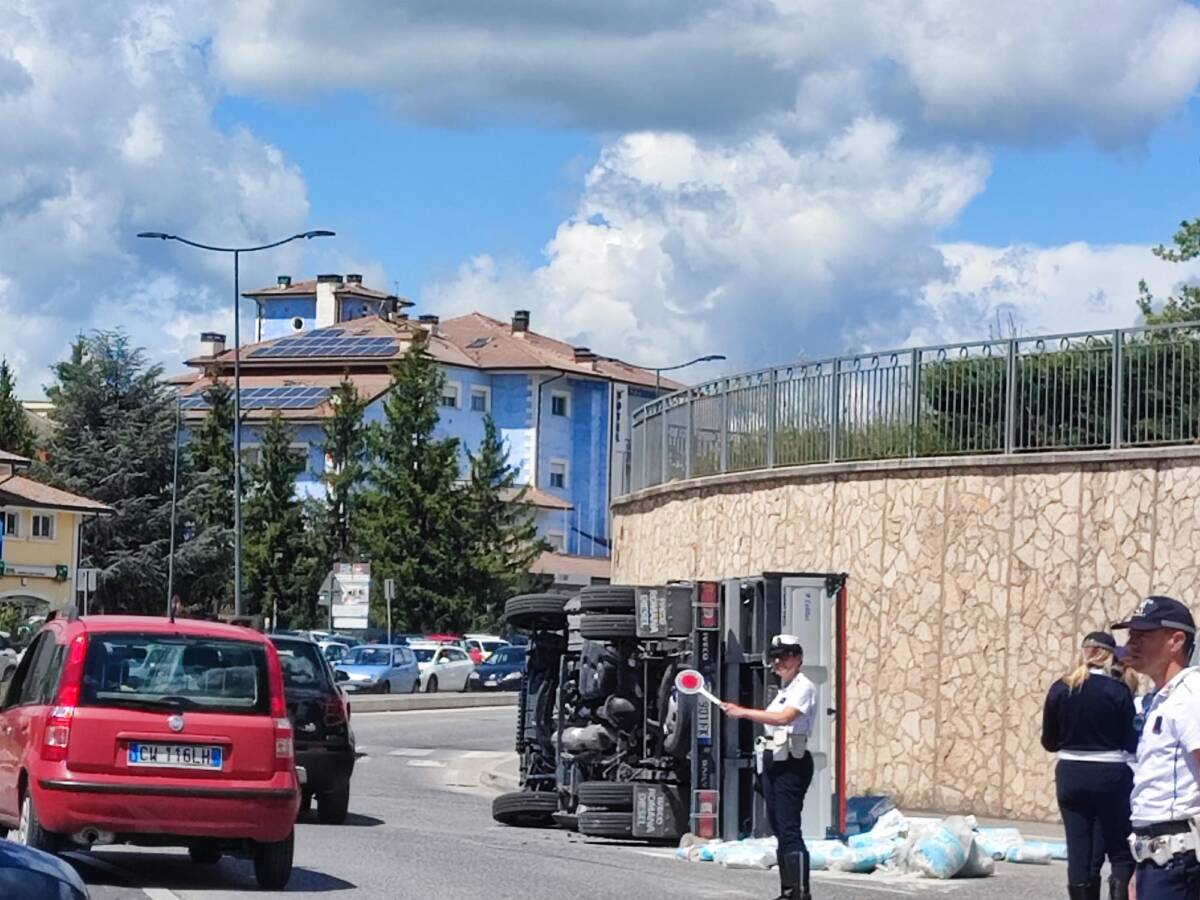L’AQUILA: CAMION SI RIBALTA ALLA ROTONDA DI VIALE CORRADO IV, TRAFFICO DEVIATO