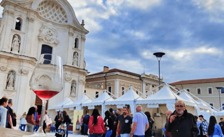 VINARIA A L’AQUILA: SUCCESSO PER PRIMA EDIZIONE A PIAZZA DUOMIO, SI REPLICA A PESCARA