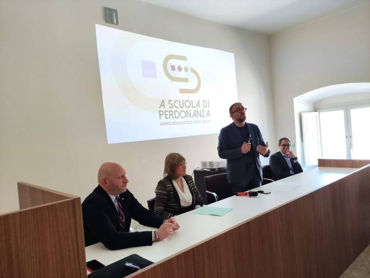A SCUOLA DI PERDONANZA: OLTRE 150 RAGAZZI DELLE SCUOLE AQUILANE INVADONO PALAZZO MARGHERITA
