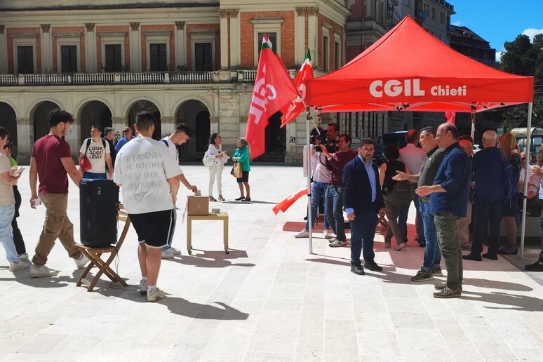 FLASH MOB DI STUDENTI A CHIETI NEL CENTENARIO DELLA MORTE DI GIACOMO MATTEOTTI