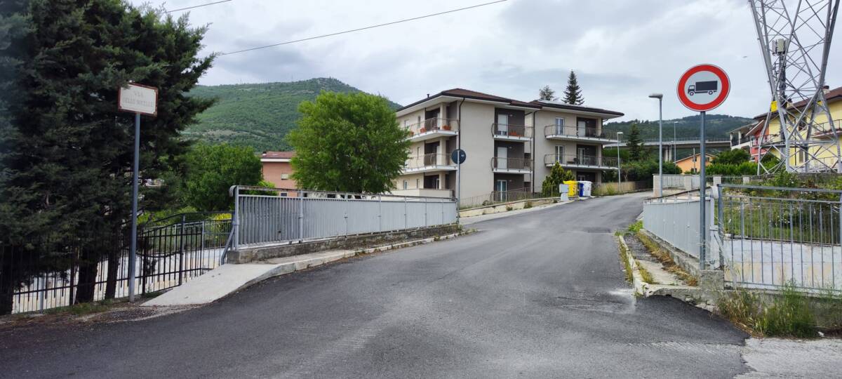 L’AQUILA: CALCINACCI CADUTI DAL VIADOTTO A SAN SISTO, COMUNE DICE STOP AI MEZZI PESANTI