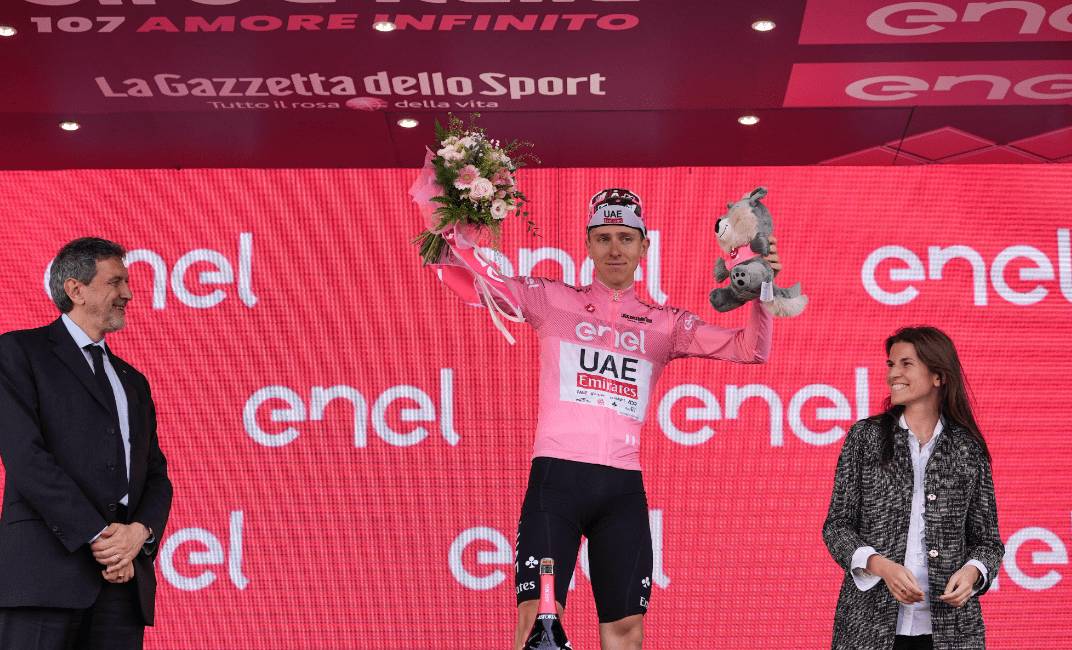 GIRO D’ITALIA: MARSILIO PREMIA MAGLIA ROSA PAGACAR, “LEGAME INDISSOLUBILE TRA ABRUZZO E CICLISMO”