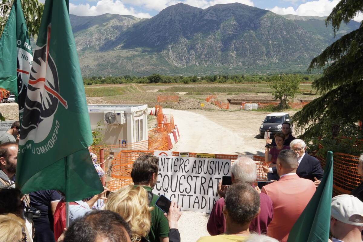 SULMONA: “SEQUESTRATO” DAGLI AMBIENTALISTI IL CANTIERE DEL METANODOTTO SNAM