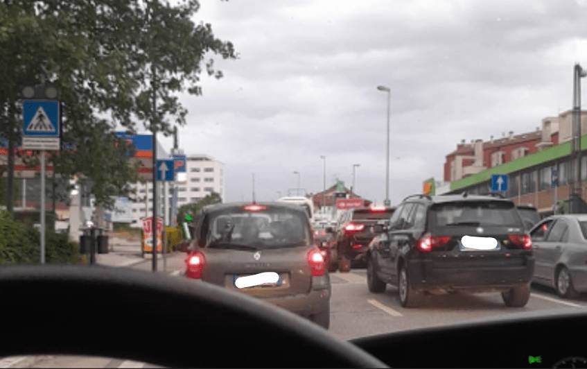 L’AQUILA: ANCORA LUNGHE CODE AL MCDONALD’S, TRAFFICO BLOCCATO E CITTADINI INFEROCITI