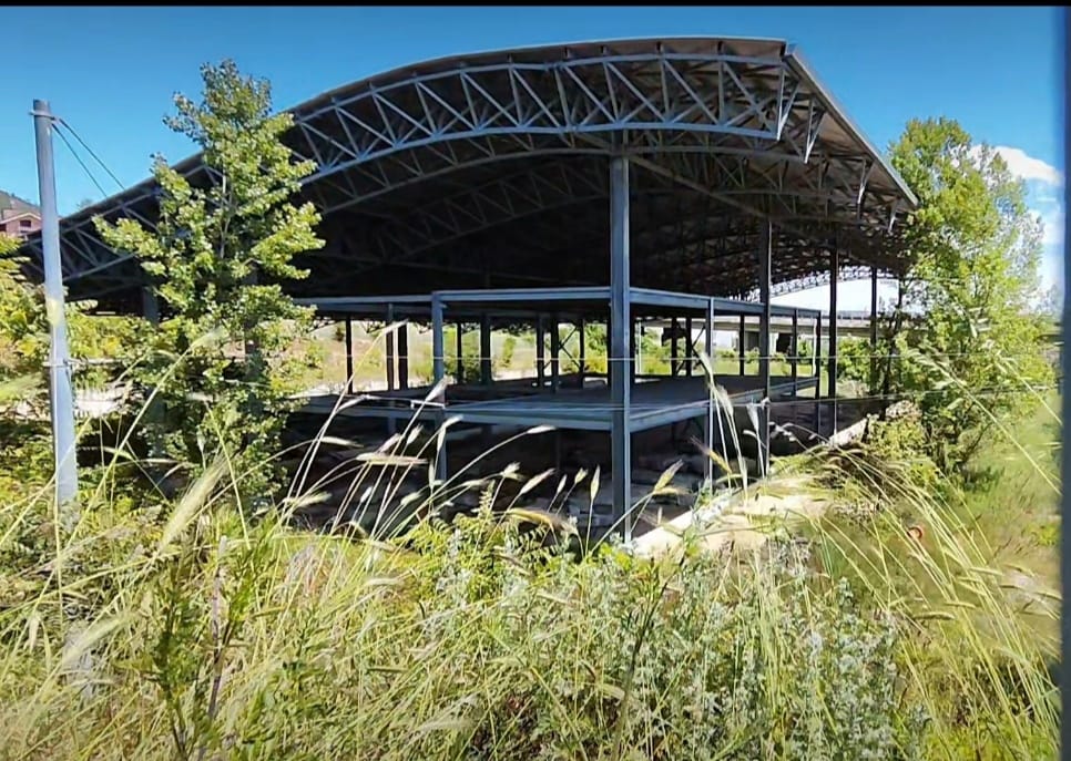 L’AQUILA: LA MEGA STAZIONE PER I VAGONI DELLA METRO E POI DEPOSITO GIUDIZIARIO IN ABBANDONO