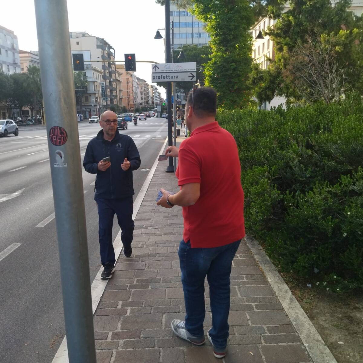 COMUNALI A PESCARA: IL CANDIDATO VALLOREJA DISTRIBUISCE I SANTINI AI SEMAFORI