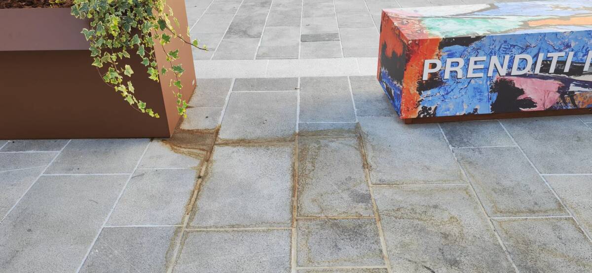 PIAZZA CHIARINO L’AQUILA: CORTI, “VASI ‘MODELLO ERODE’ PERCOLANO E SPORCANO PAVIMENTAZIONE”
