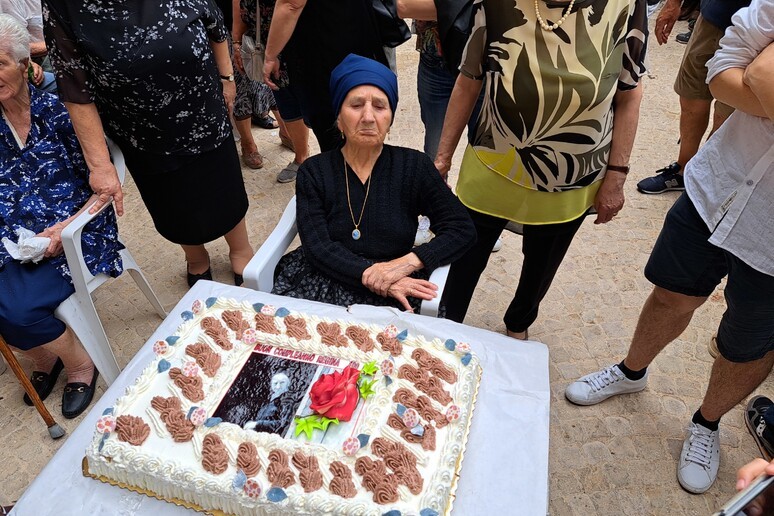 INDOSSA L’ABITO TIPICO DI SCANNO DA 82 ANNI: IERI REGINA STELLA NE HA COMPIUTI CENTO