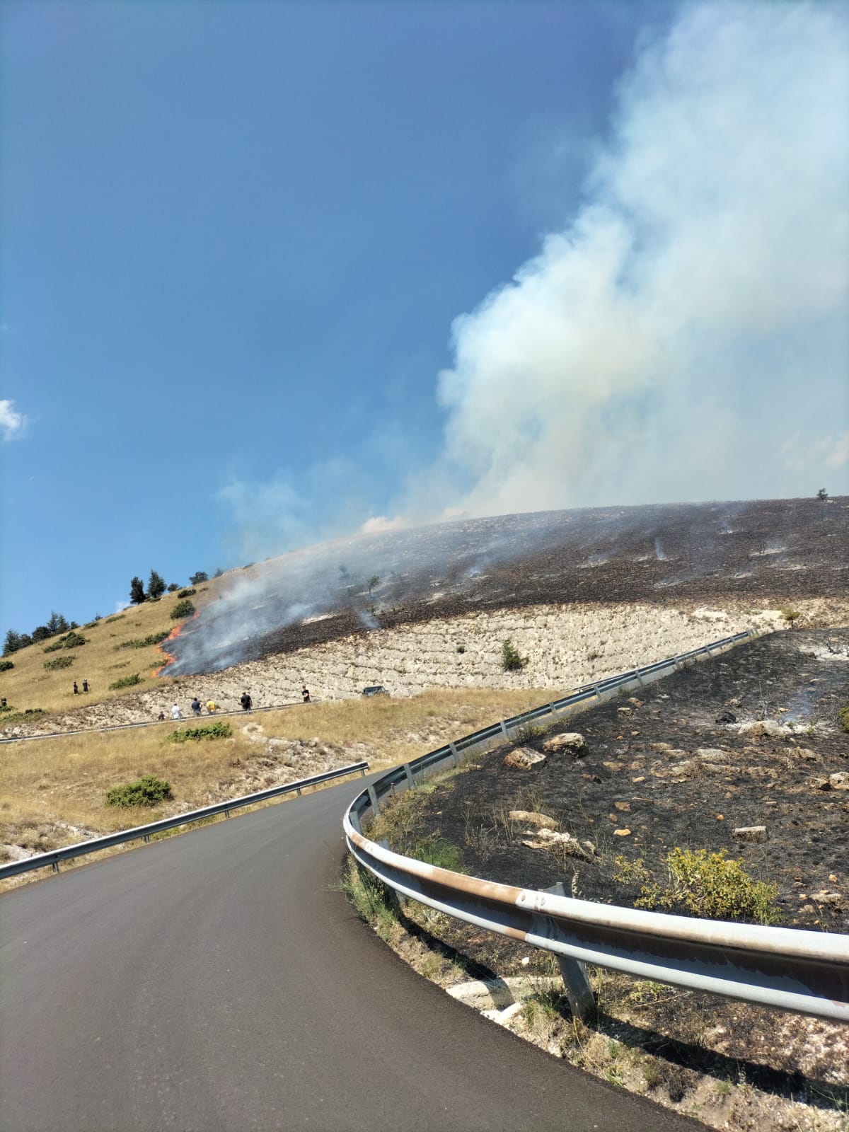 INCENDIO A RAIANO: IN AZIONE TRE MEZZI AEREI E 28 VOLONTARI PER SPEGNERE LE FIAMME