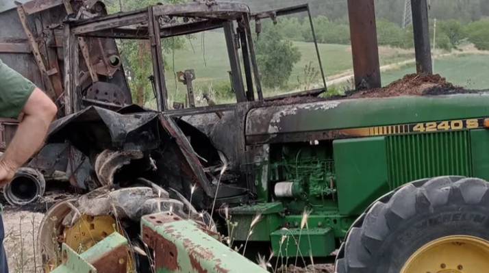 SAN PIO DELLE CAMERE: PERDE MEZZI AGRICOLI IN UN INCENDIO, PARTE RACCOLTA FONDI ONLINE