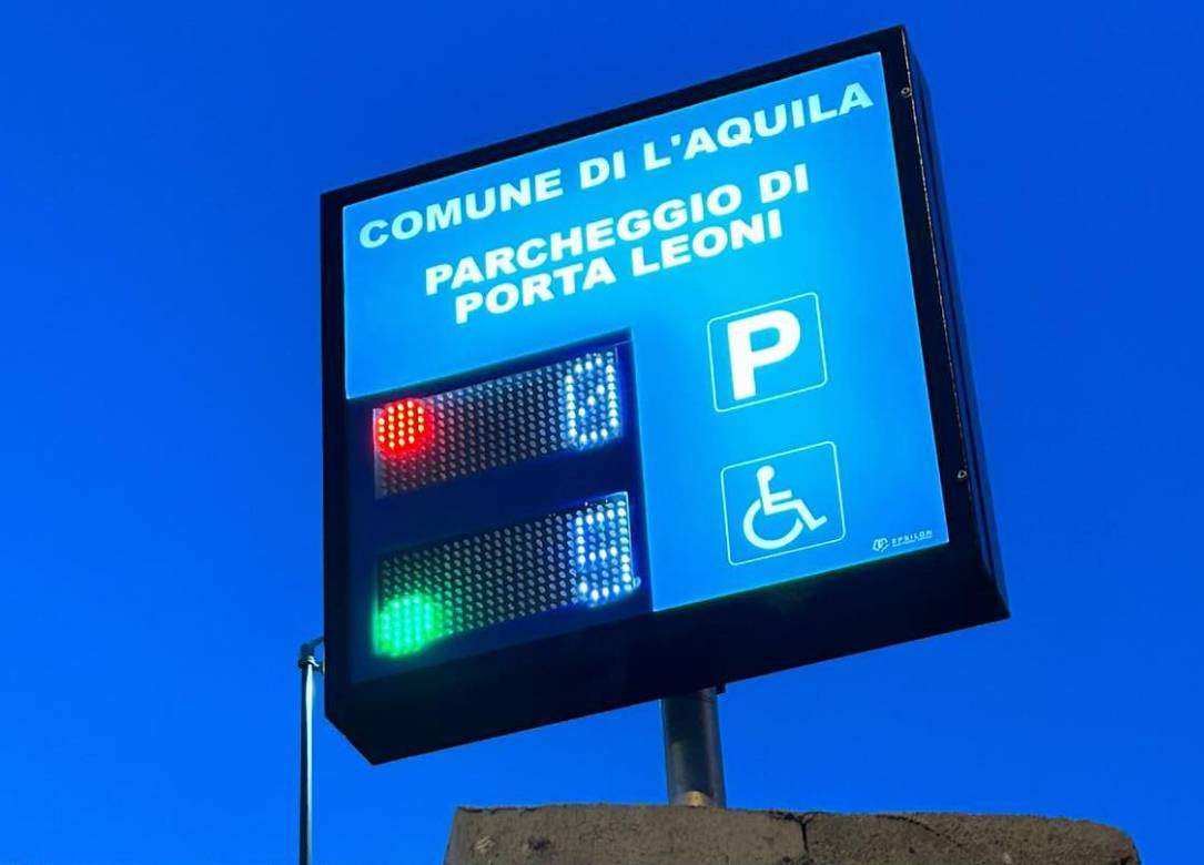L’AQUILA: PARCHEGGIO PORTA LEONE, LA DENUNCIA “POSTI PER DISABILI CI SONO, MA SBARRA ABBASSATA…”