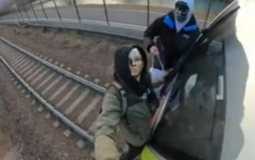 AGGRAPPATO AL TRENO DA CIVITANOVA A PESCARA, <BR>18ENNE RISCHIA LA VITA PER ASSURDA SFIDA SOCIAL