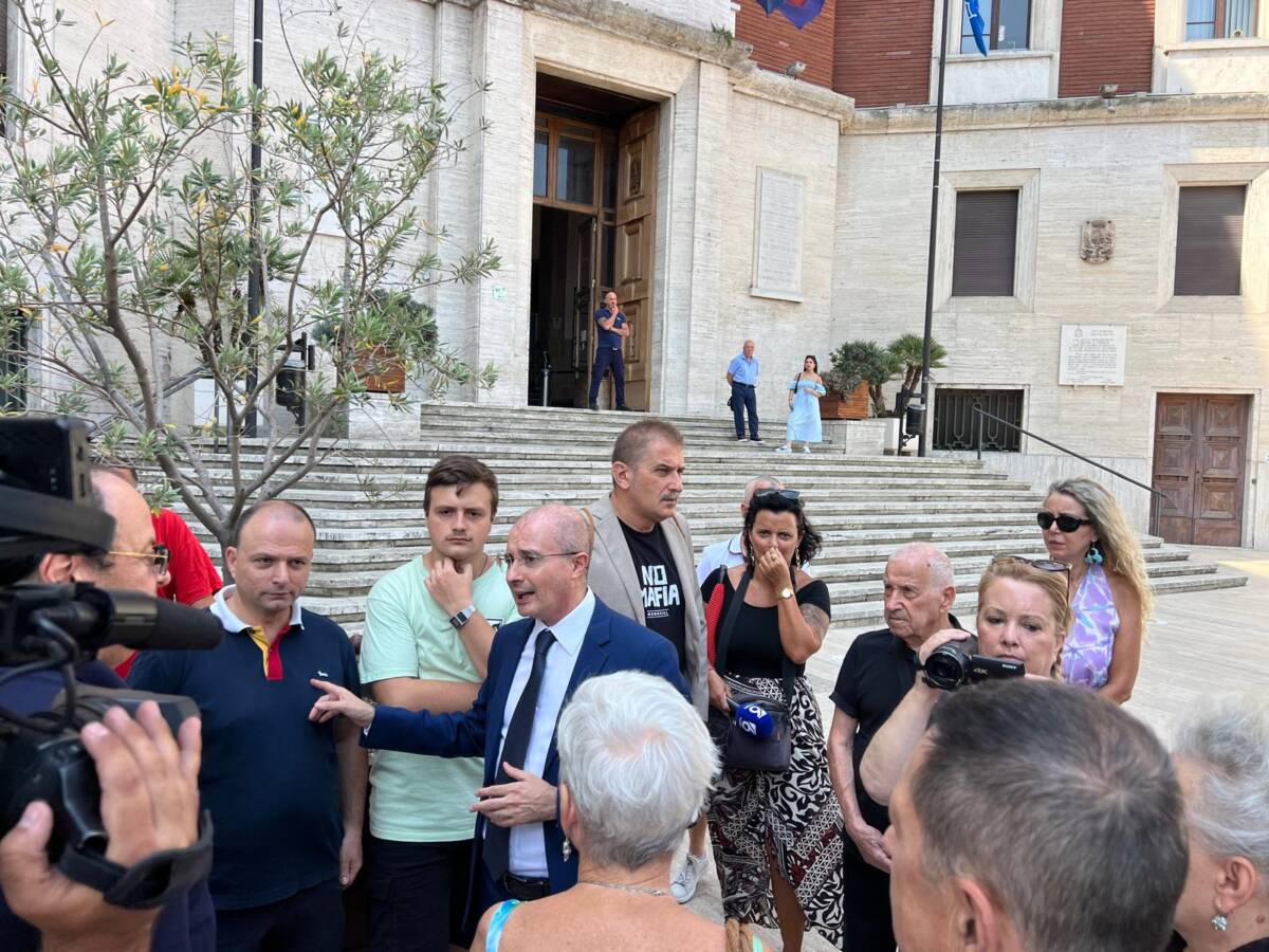 EMERGENZA IDRICA: A PESCARA PETTINARI MANIFESTA ASSIEME A CITTADINI, “CHI SONO I RESPONSABILI?”