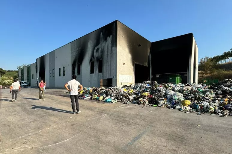 IN FIAMME LA PIATTAFORMA ECOLOGICA ECOLAN DI LANCIANO: DANNI INGENTI. SI INDAGA SULLE CAUSE