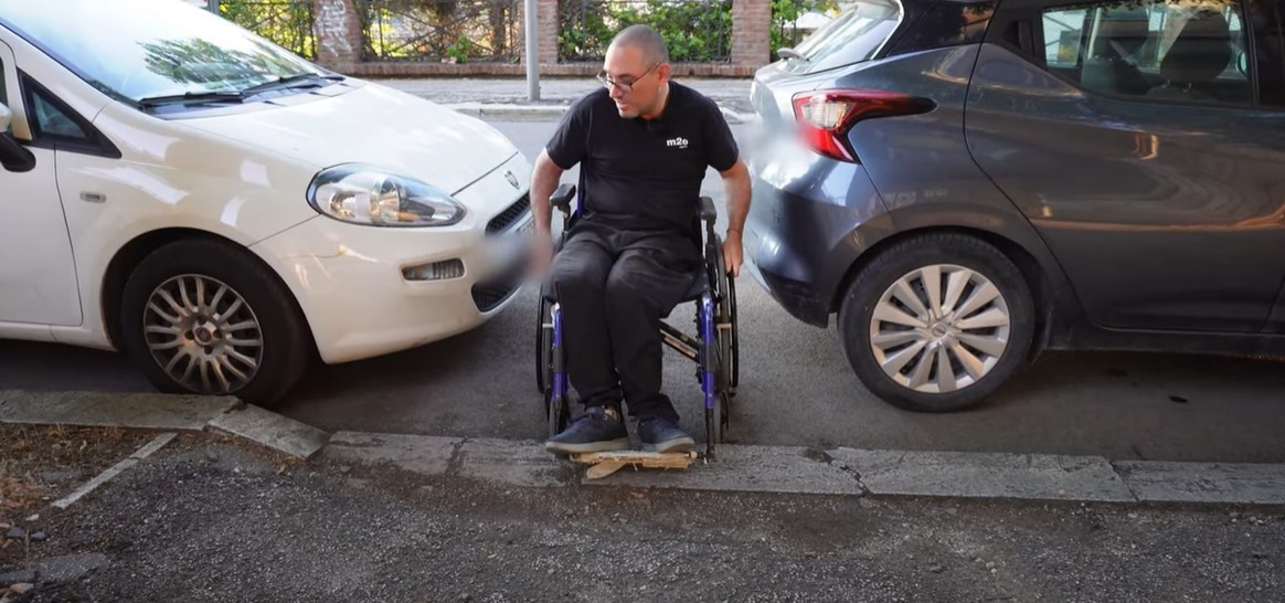 BARRIERE ARCHITETTONICHE: “L’AQUILA VISTA DA UNA CARROZZINA”, LA REALTA’ IN UN VIDEO SU YOUTUBE