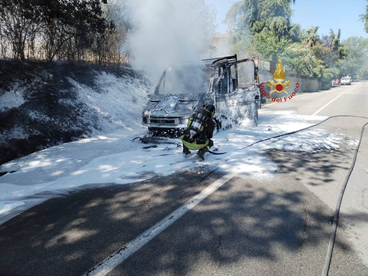 VA A FUOCO UN FURGONE AD ALANNO: LIEVE MALORE PER IL CONDUCENTE DELL’AUTOMEZZO