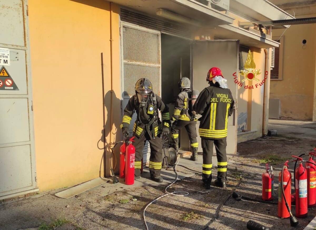 BRUCIA UN TRASFORMATORE ELETTRICO ALL’OSPEDALE DI PESCARA: VIGILI DEL FUOCO LIMITANO I DANNI