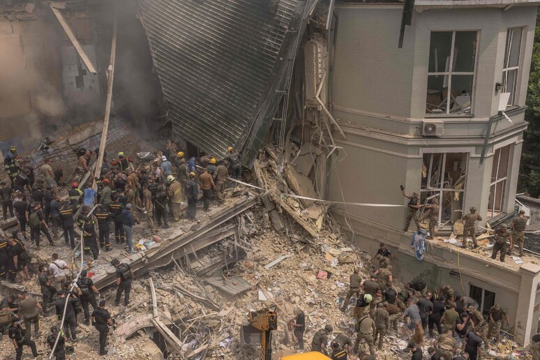 INVASIONE UCRAINA: RUSSI BOMBARDANO OSPEDALE PEDIATRICO A KIEV E ALTRE CITTA’, DECINE DI MORTI