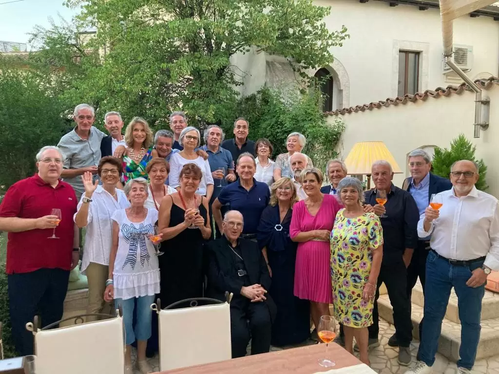 L’AQUILA: EX LICEALI COTUGNO SI RIVEDONO DOPO 50 ANNI, CON LORO MONSIGNOR MOLINARI
