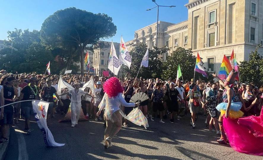 ABRUZZO PRIDE: IN TREMILA AL CORTEO DI PESCARA