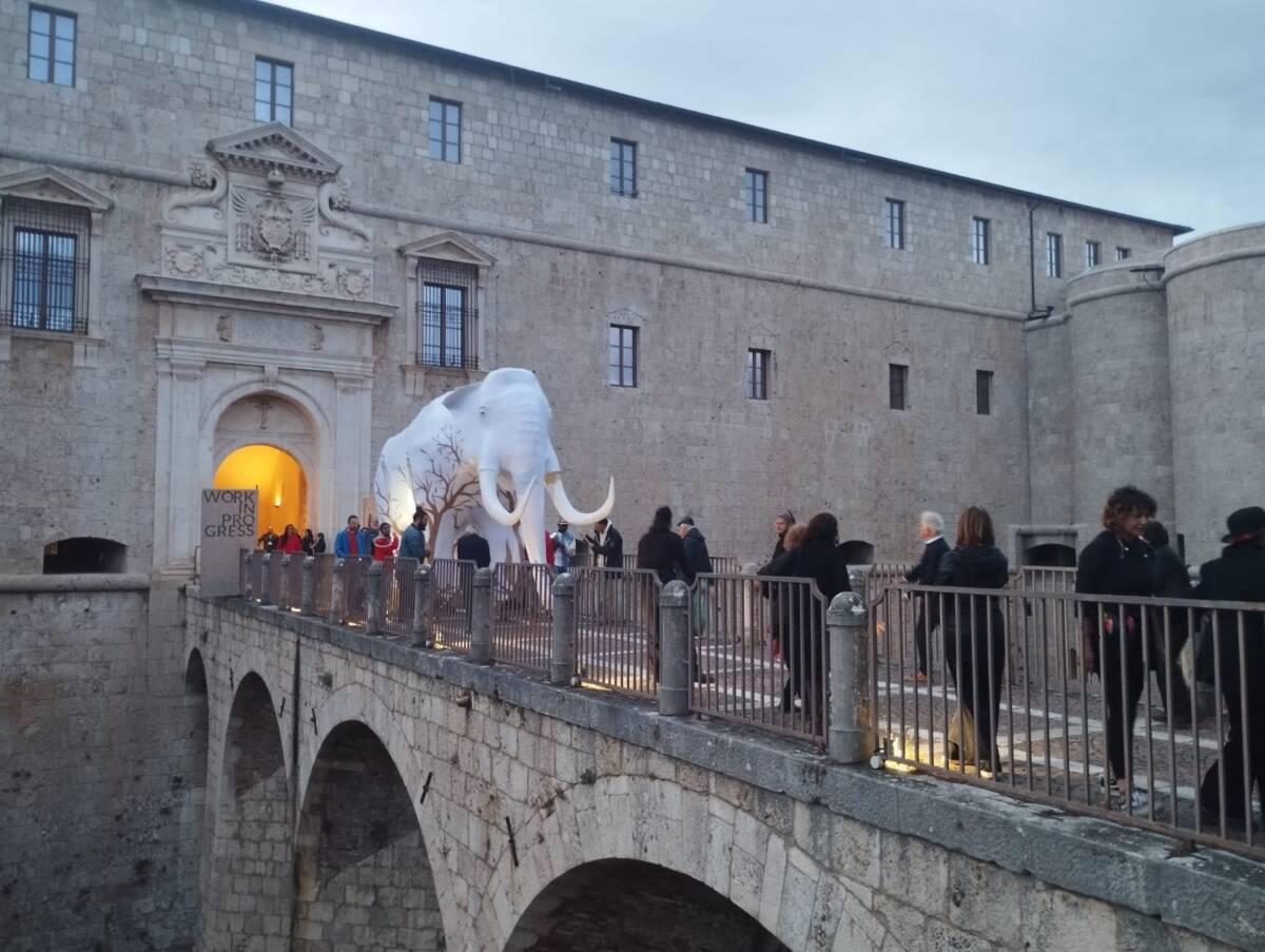 IL MAMMUT ESCE DAL CASTELLO E ATTRAVERSA CUORE DELL’AQUILA. EMOZIONI  CON PERFORMANCE TERRE SONANTI