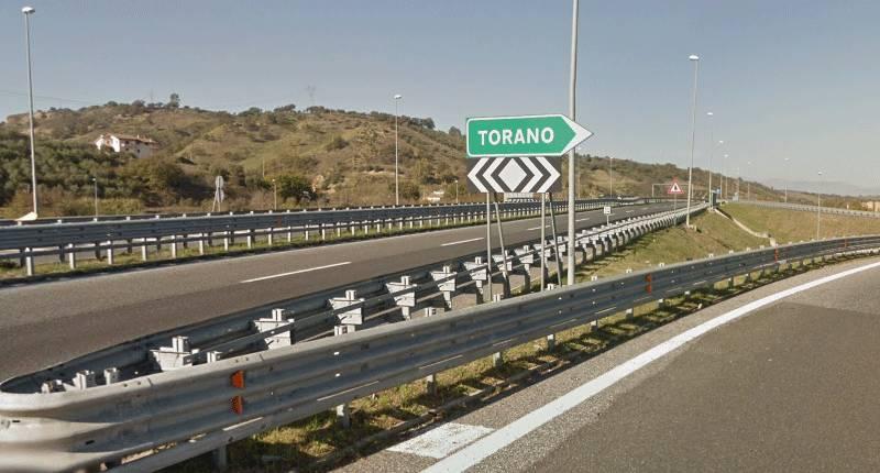 A24: CERVO INVADE CORSIA E VIENE INVESTITO DA DUE AUTO ALLO SVINCOLO DI TORANO, FERITI I CONDUCENTI