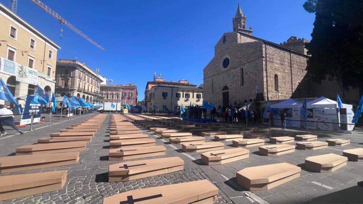 TERAMO: 158 BARE IN PIAZZA MARTIRI, LA BATTAGLIA UIL CONTRO MORTI SUL LAVORO