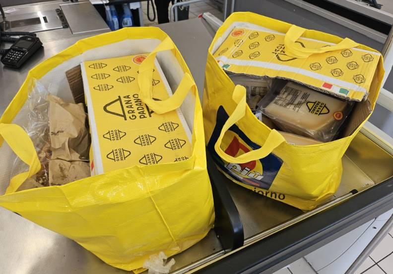PESCARA: LADRO DI FORMAGGIO FUGGE DAL SUPERMERCATO CON DUE BUSTE PIENE, FERMATO DAL DIRETTORE