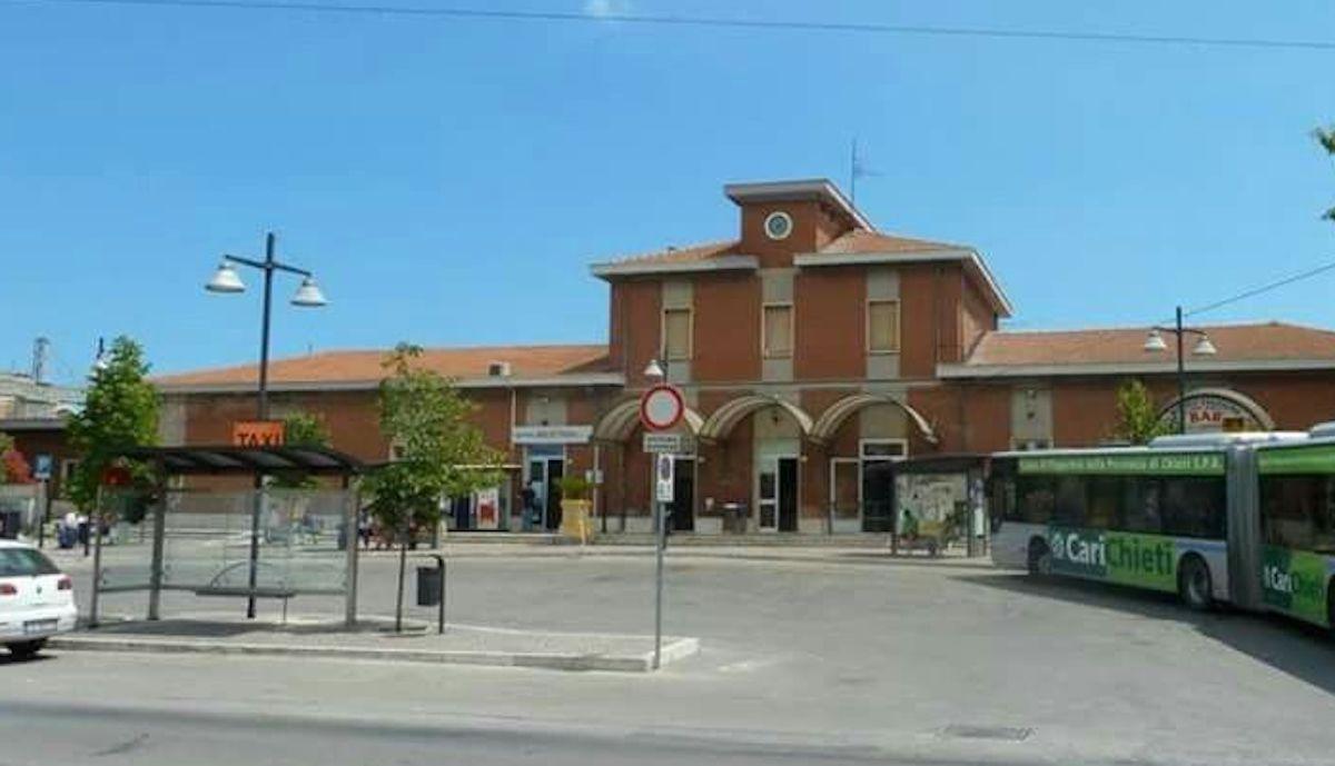 RISSA TRA STRANIERI A GIULIANOVA DAVANTI LA STAZIONE: SCATTANO CINQUE DENUNCE