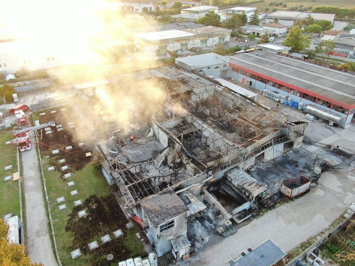 DOMATO INCENDIO A SCERNE DI PINETO, MA E’ ALLARME EMISSIONI. KEMIPOL, “PRONTI A RIPARTIRE”