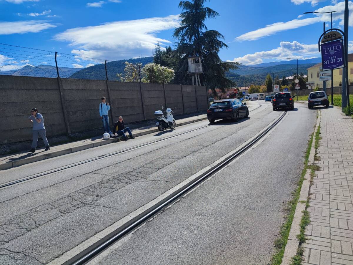L’AQUILA: RUOTA DEL MOTORINO SI INCASTRA IN ROTAIA DELLA METROPOLITANA, FERITO IL CONDUCENTE