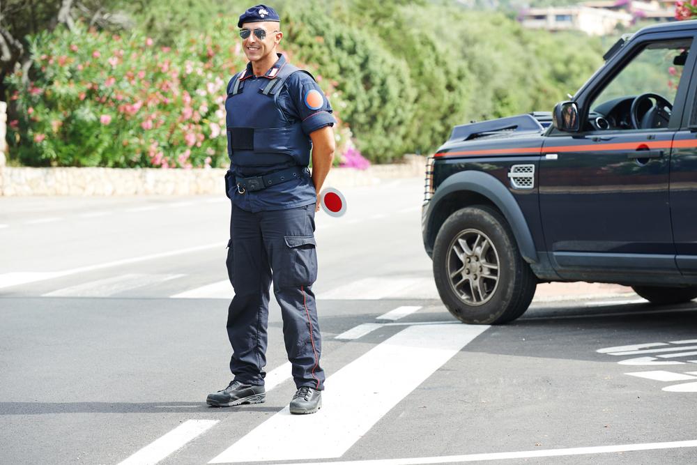 L’AQUILA: DIRIGENTE PUBBLICO NON SI FERMA AL POSTO DI CONTROLLO. BLOCCATO DOPO L’INSEGUIMENTO