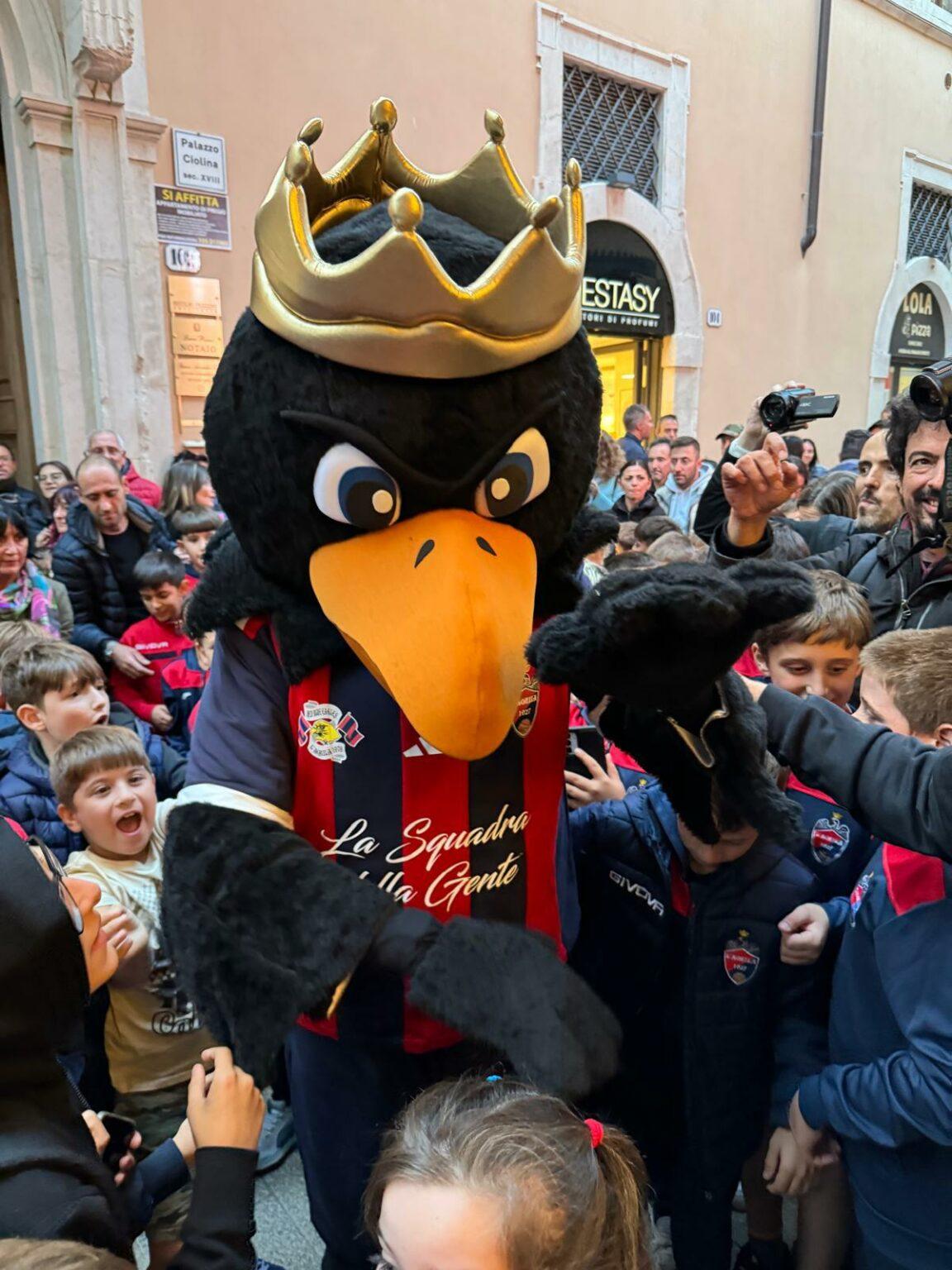 PRESENTATA SVEVA LA NUOVA MASCOTTE DELL’AQUILA CALCIO TRA I TIFOSI IN FESTA