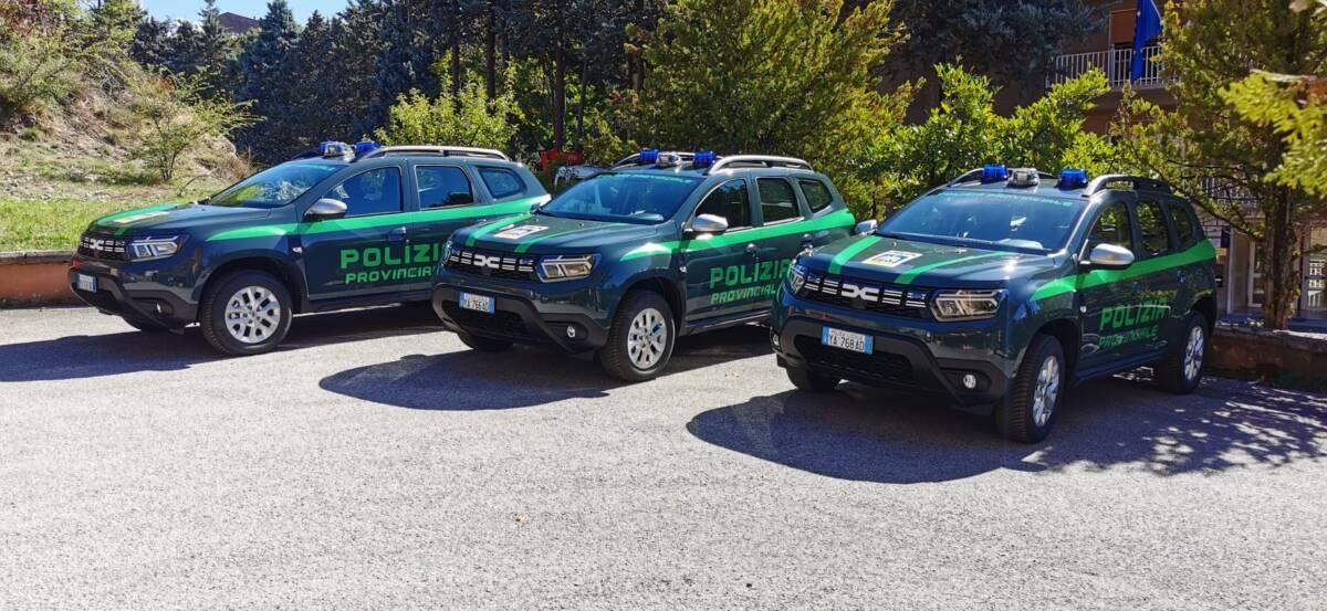 POLIZIA PROVINCIALE L’AQUILA RINNOVA IL PARCO MEZZI: ACQUISTATI TRE SUV “DACIA DUSTER”