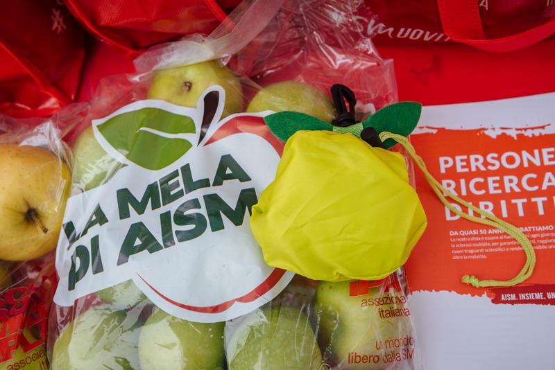 LA MELA DI AISM: TORNA RACCOLTA FONDI PER RICERCA E SERVIZI PER PERSONE CON SCLEROSI MULTIPLA
