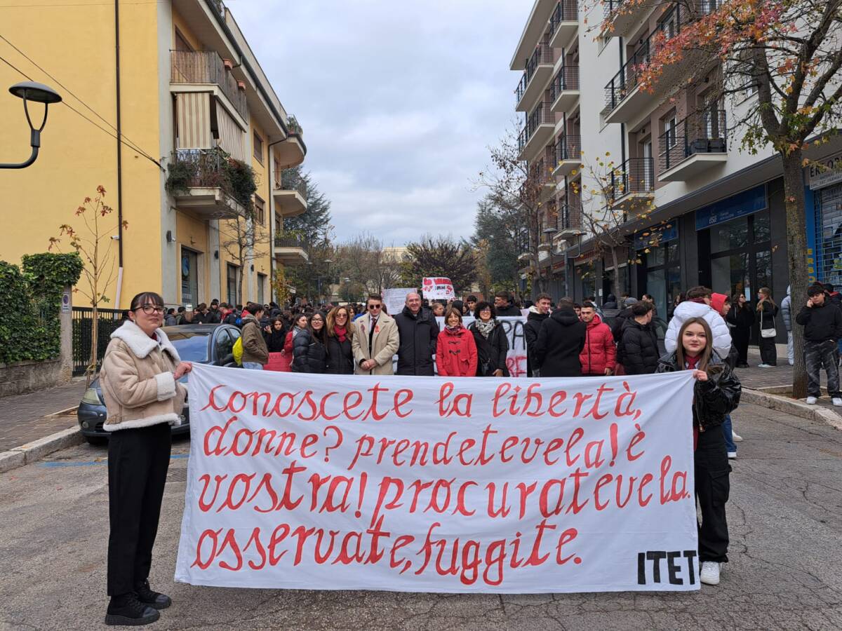 AVEZZANO: CORTEO DI STUDENTI E AMMINISTRATORI PUBBLICI CONTRO LA VIOLENZA ALLE DONNE