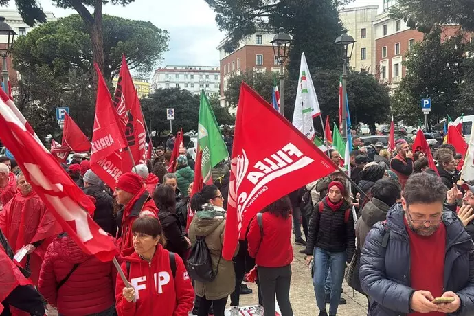 SCIOPERO: MANIFESTAZIONI OVUNQUE IN ABRUZZO, IN CENTINAIA A PESCARA